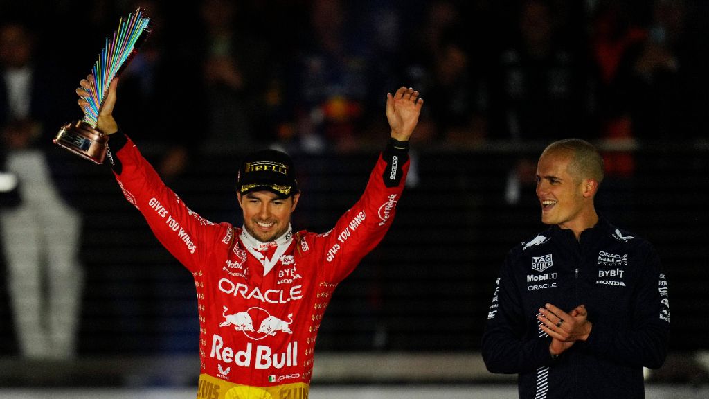  Checo Pérez levantando el trofeo de Las Vegas (Fuente: Cordon Press)