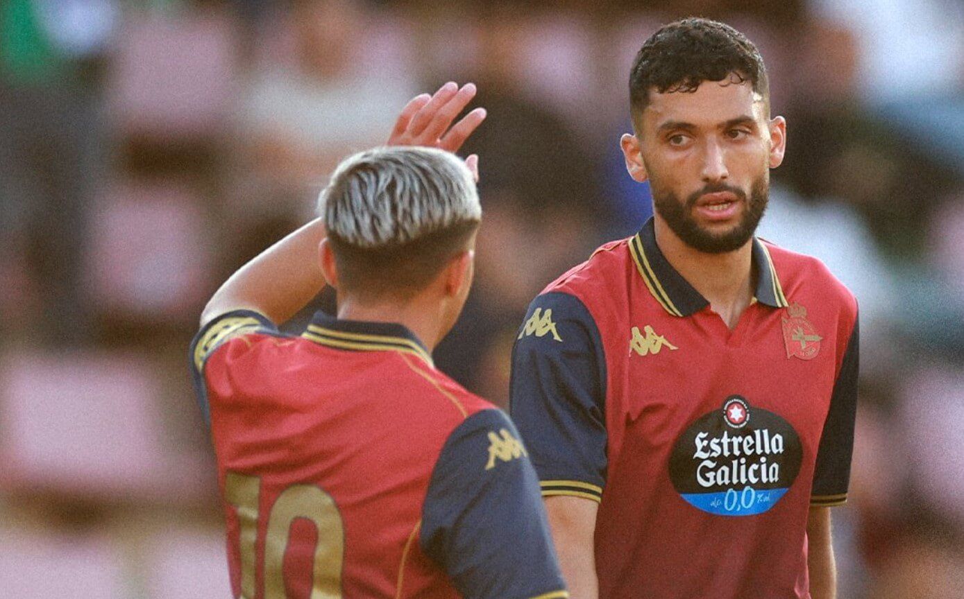  Zakaria celebra uno de sus goles en el Compostela-Deportivo con Yeremay.