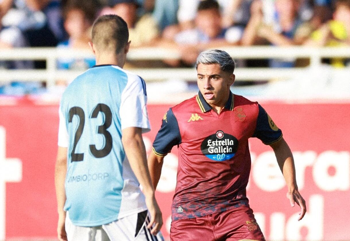  Yeremay Hernández encara a un rival en el Compostela-Deportivo.