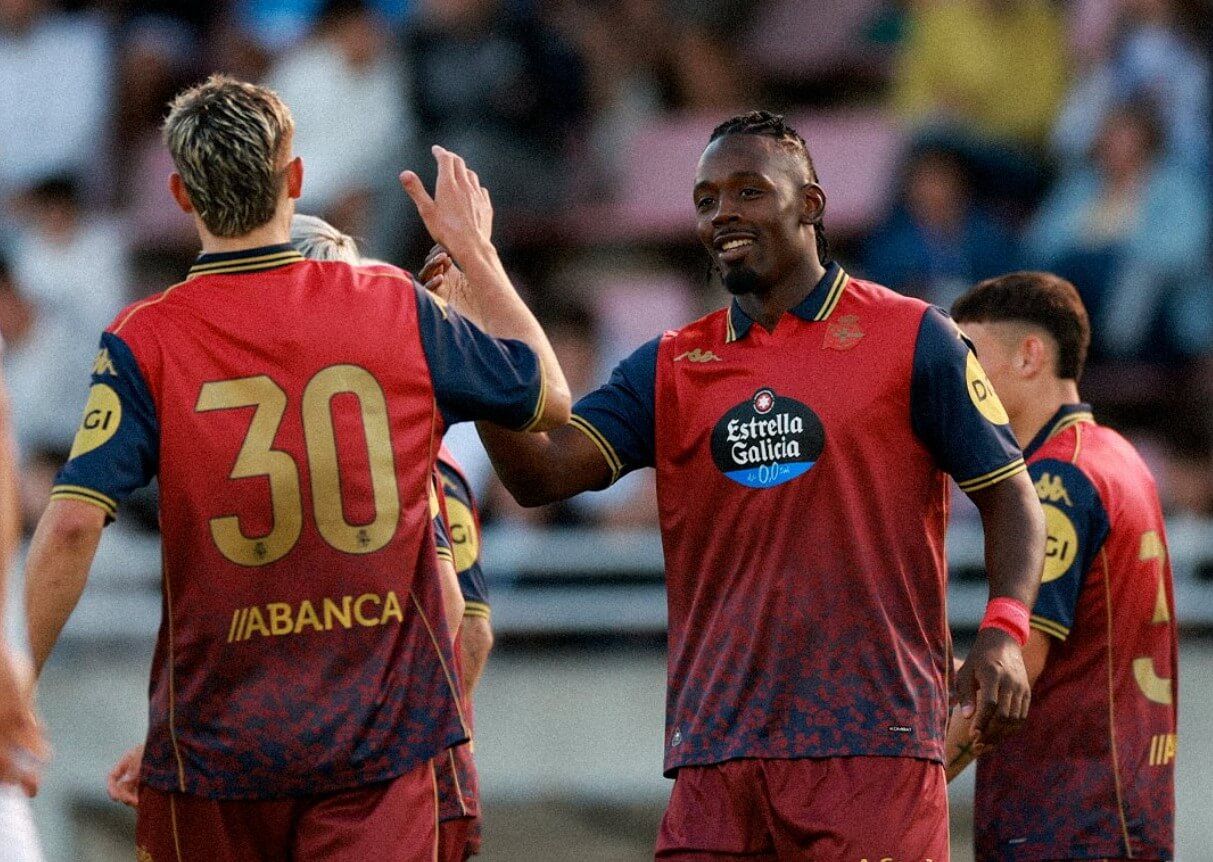 Mohamed Bouldini celebra su gol en el Compostela-Deportivo.