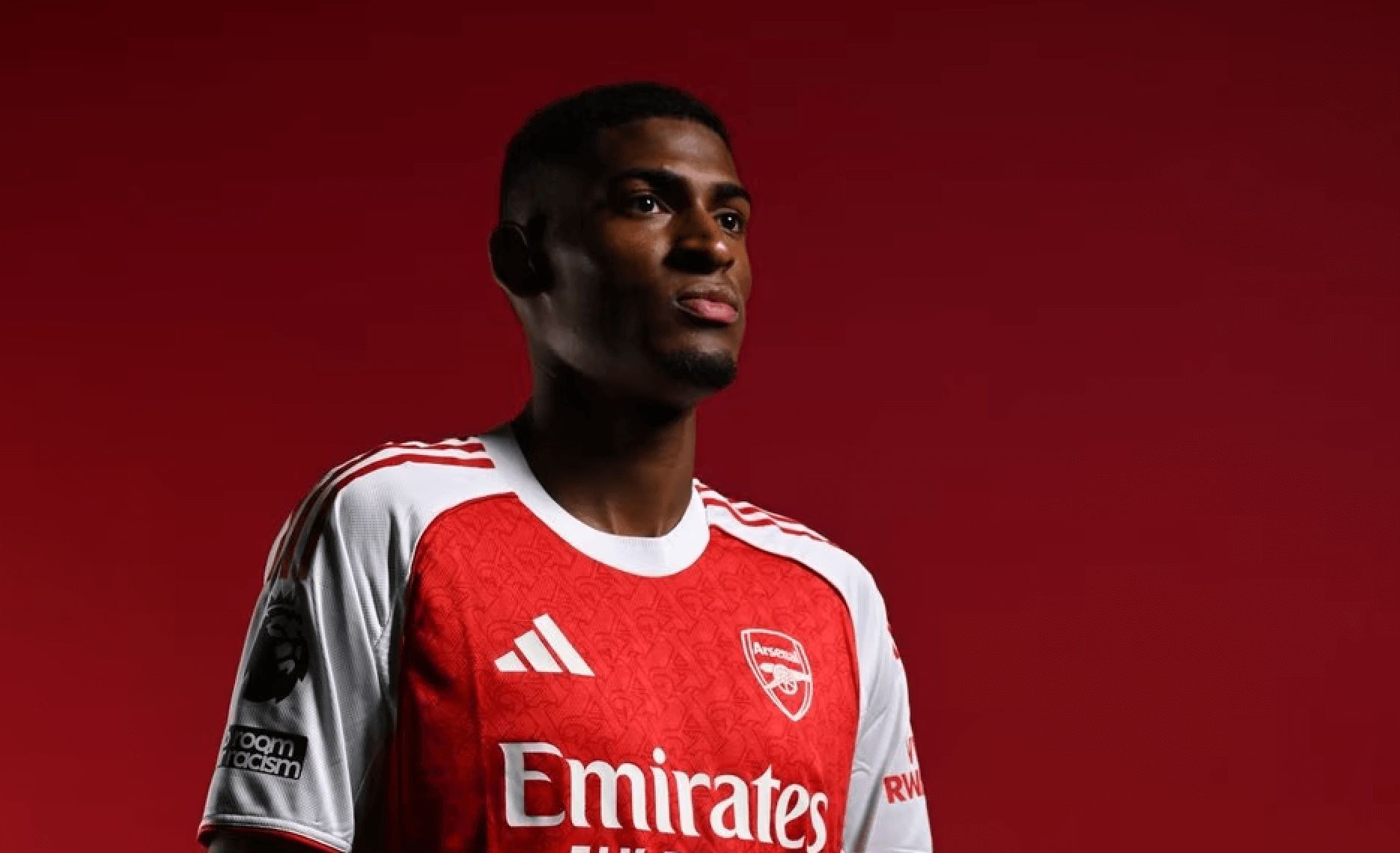 Cristhian Mosquera, presentado por el Arsenal.