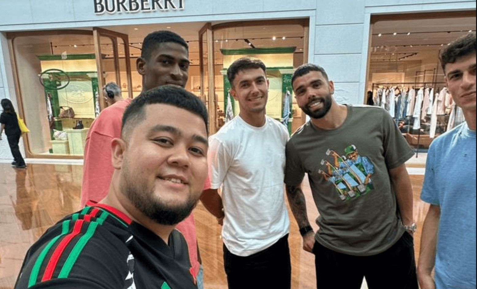 Cristhian Mosquera cazado en Singapur (Foto X: Arsenal_MY)