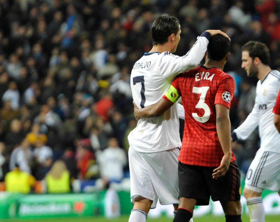 Patrice Evra junto a Cristiano Ronaldo en un Real Madrid-Manchester United.
