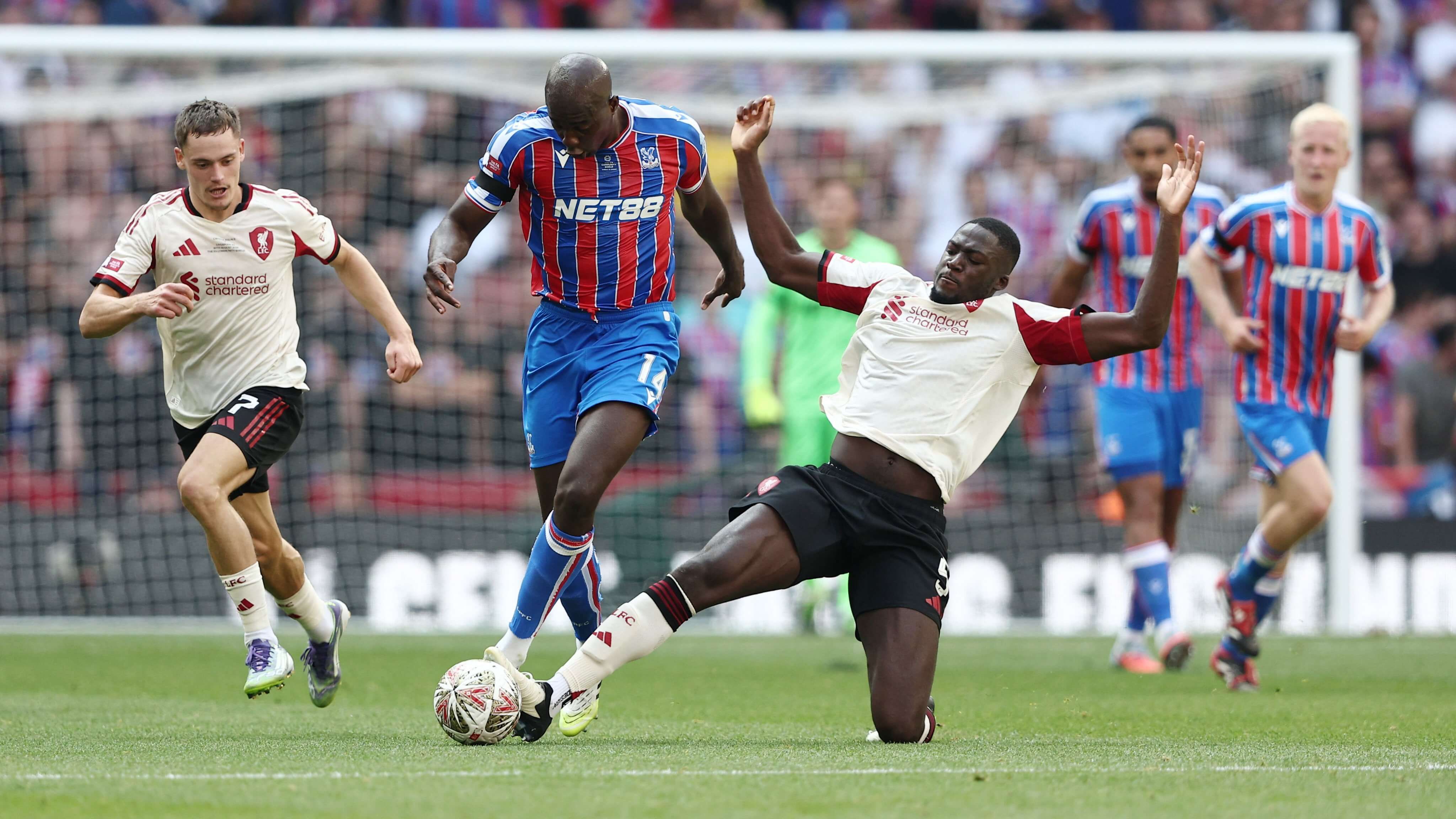 Mateta salva una entrada de Konaté en el Crystal Palace-Liverpool.