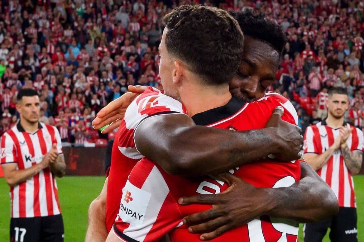  El abrazo final entre Iñaki Williams y Oscar de Marcos en San Mamés.