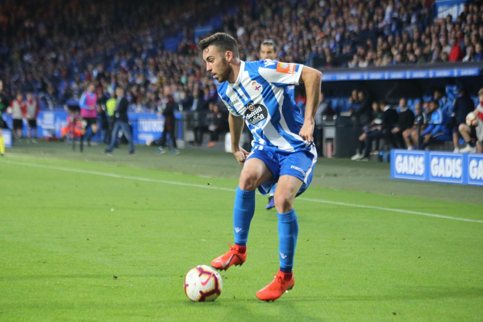  Edu Exposito controla el esférico.