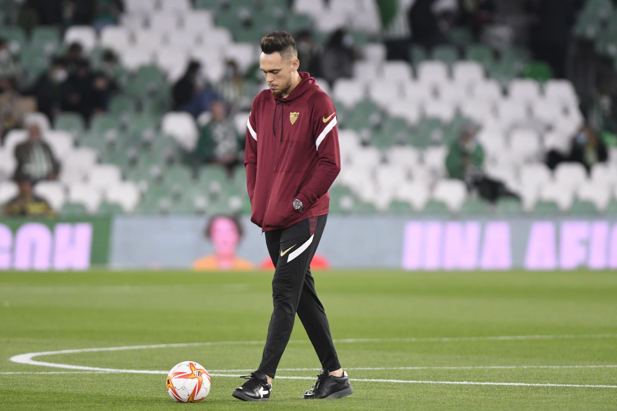 Ocampos, en el césped del Benito Villamarín a su llegada (Foto: Kiko Hurtado).