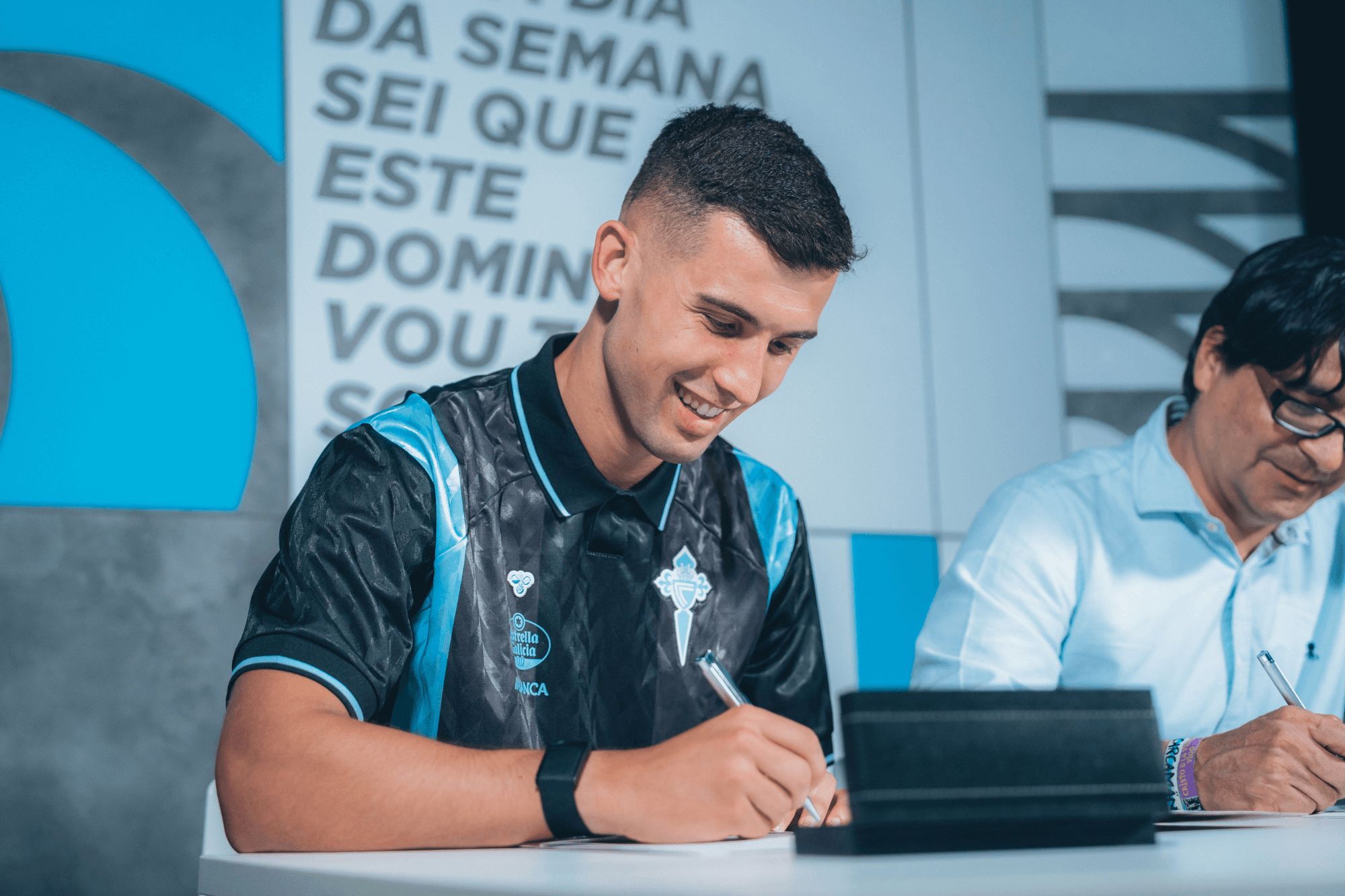  Carlos Domínguez tras renovar su contrato.