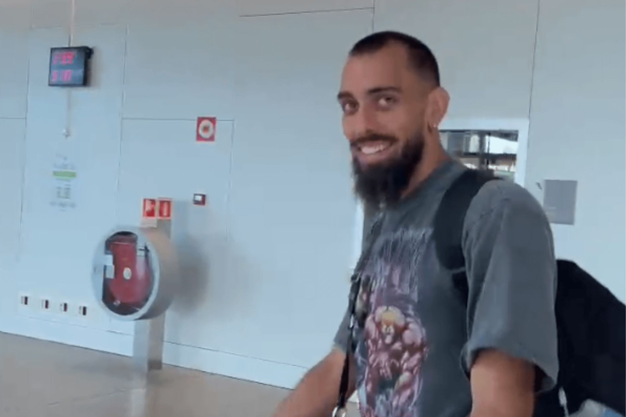 Borja Iglesias a su llegada a Santiago (Foto: TQHT).