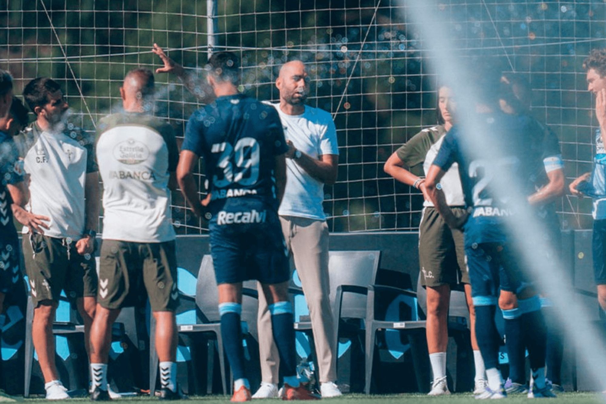  Claudio Giráldez dando instrucciones a sus jugadores.