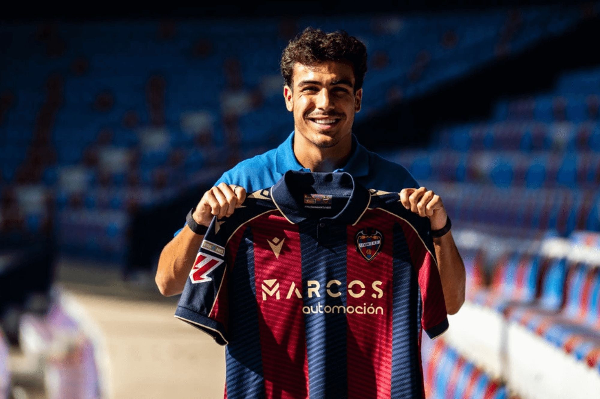 Manu Sánchez con la camiseta del Levante UD (Foto: Levante UD).