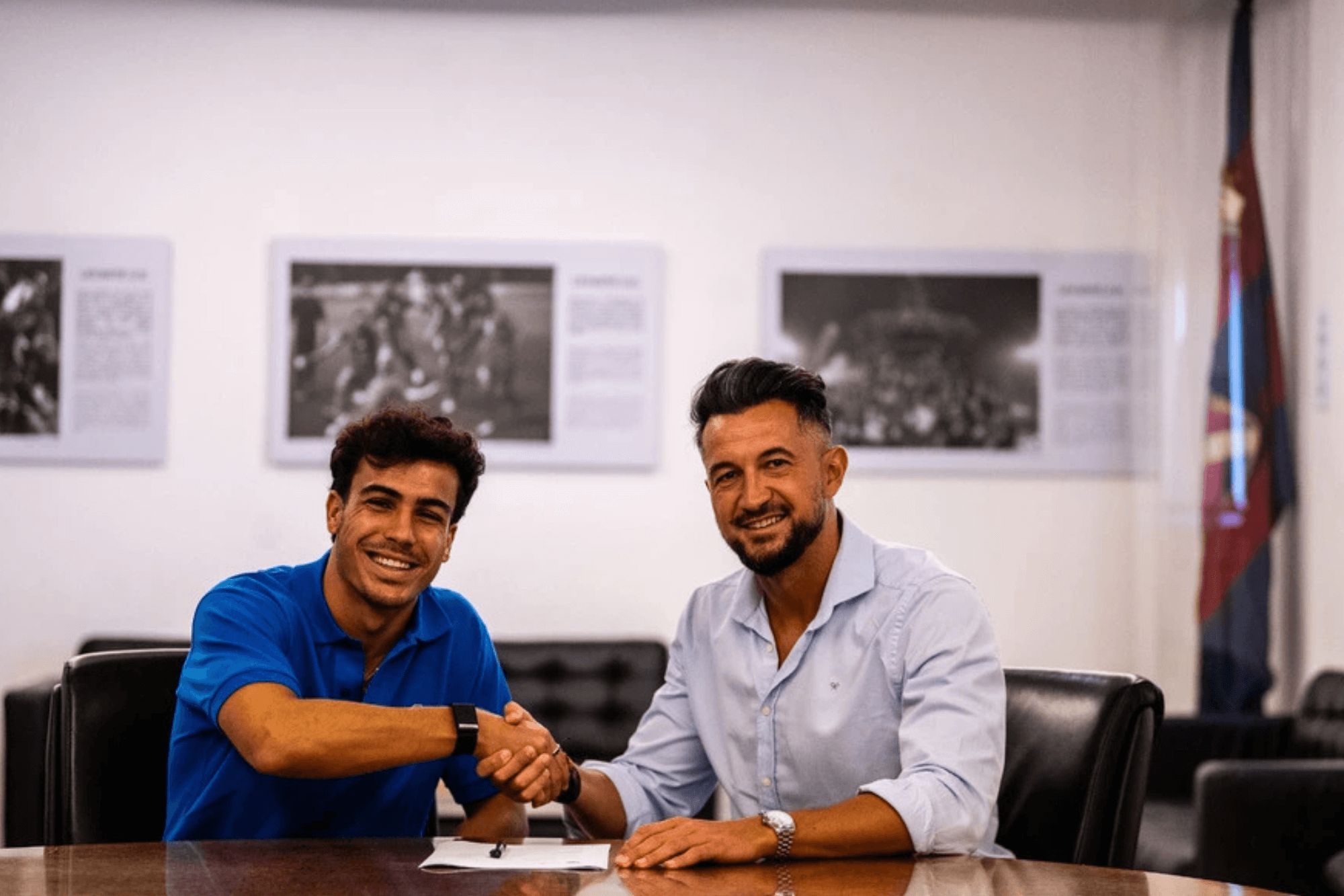  Manu Sánchez tras firmar su nuevo contrato.