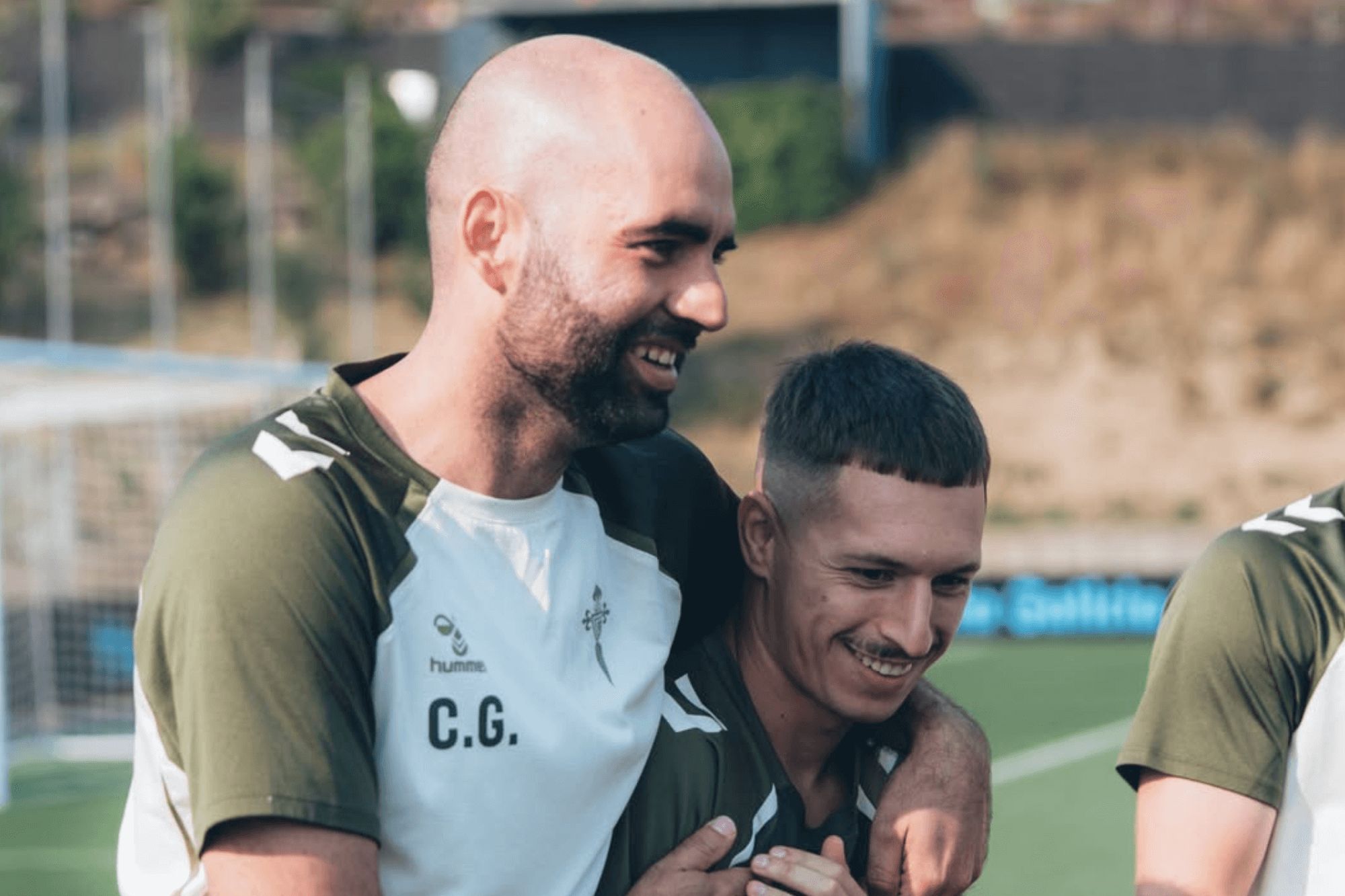  Bryan Zaragoza abrazado por Claudio Giráldez.