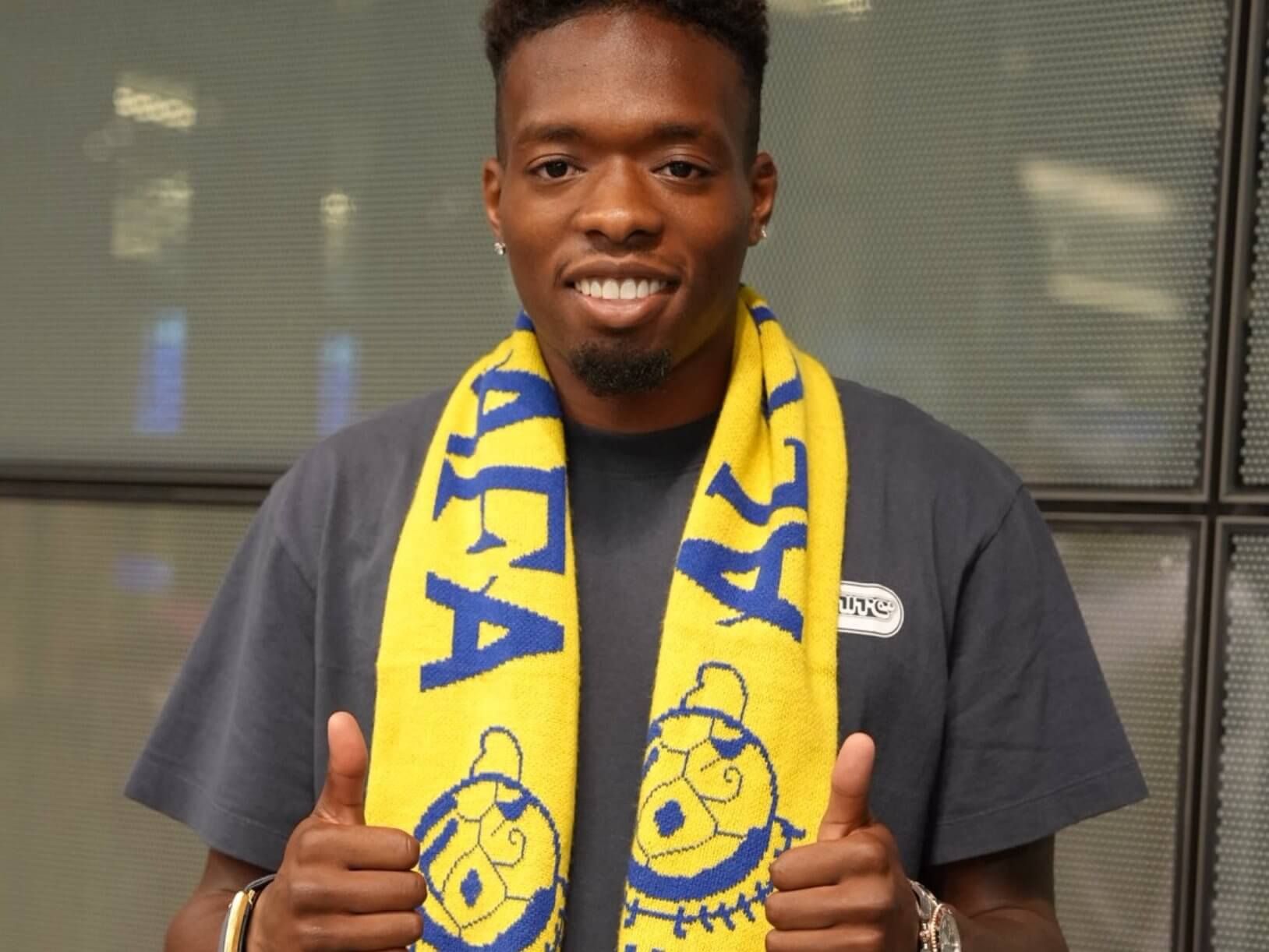  Álvaro Djaló tras aterrizar en el aeropuerto de Doha para su cesión del Athletic Club al Al Gharafa.