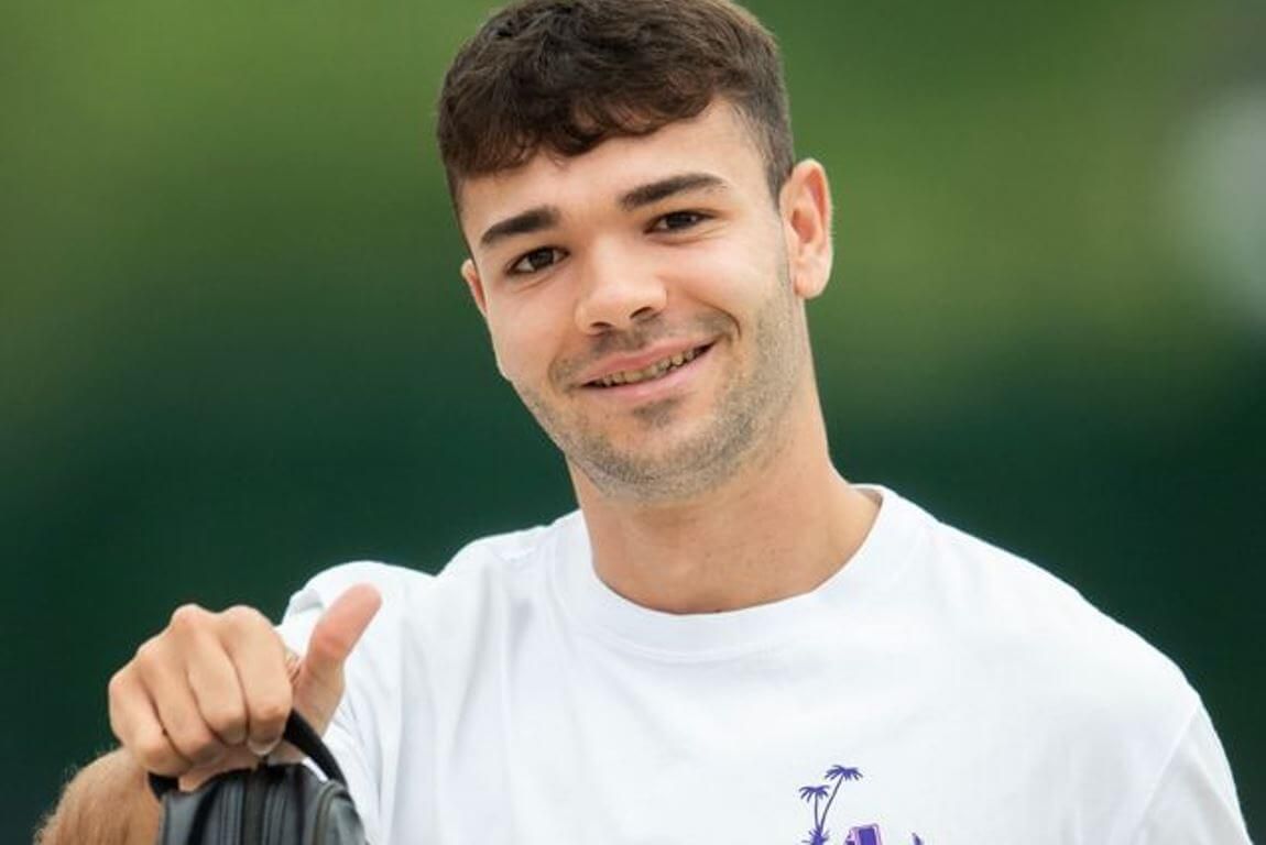 El central Unai Egiluz saluda al llegar a Lezama.