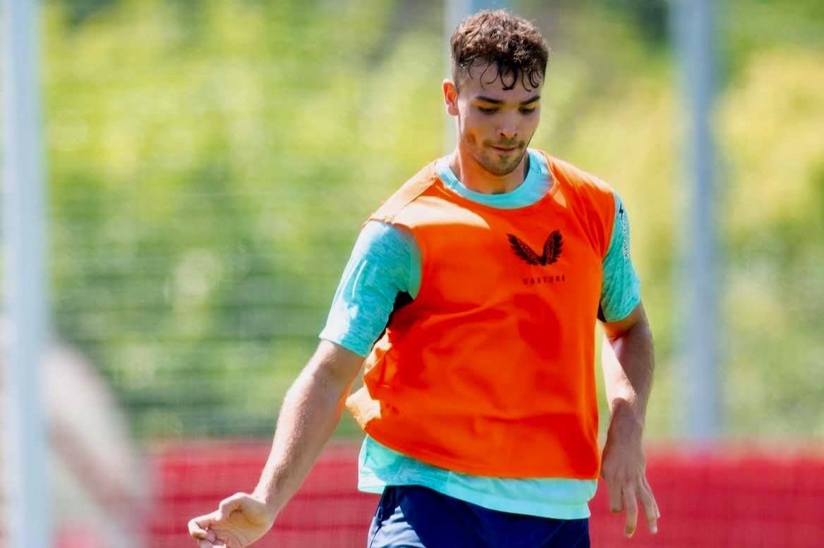  El central Unai Egiluz se esfuerza entrenando en Lezama.