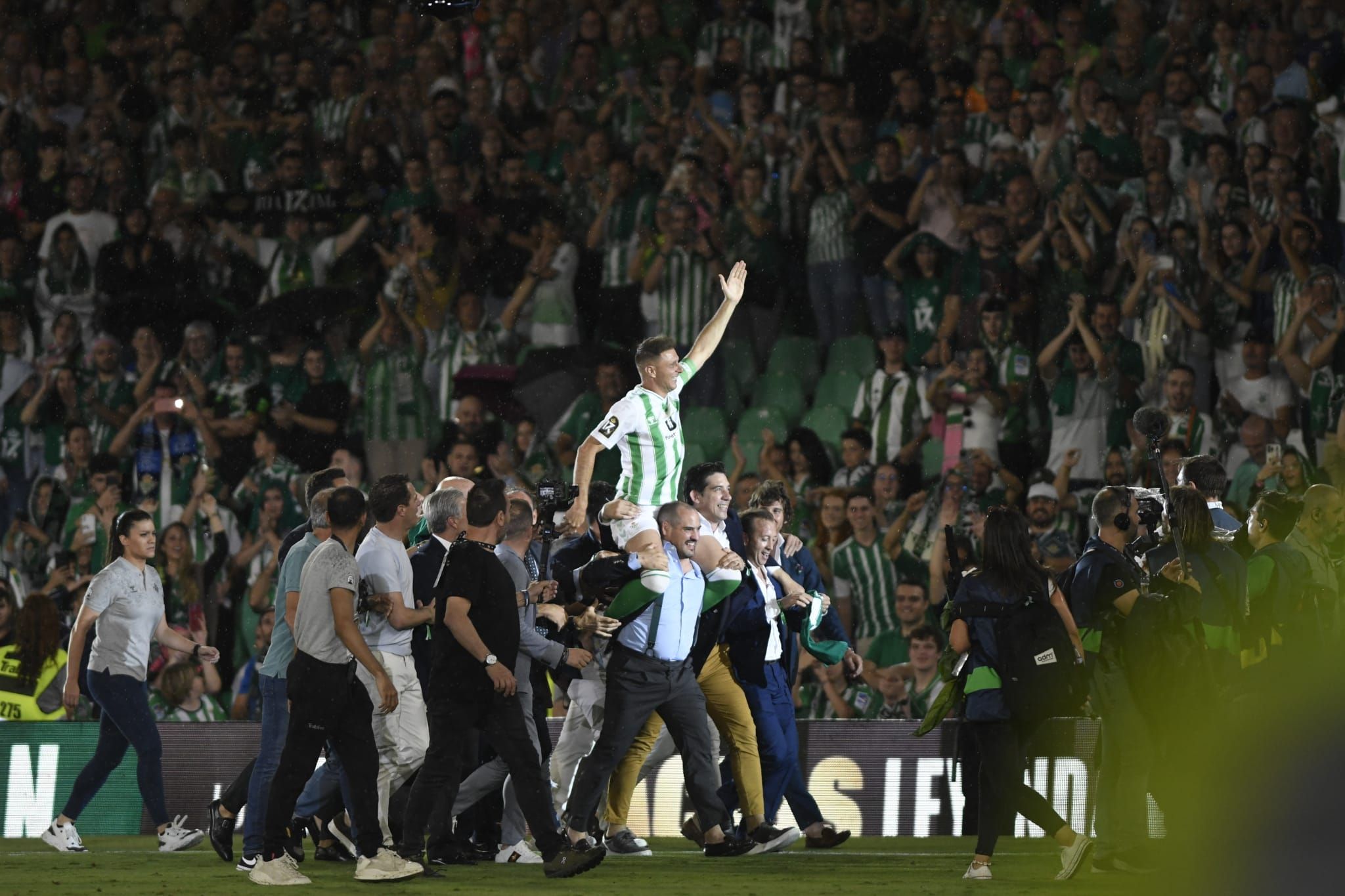  El capitán dio la vuelta al ruedo a hombros de toreros