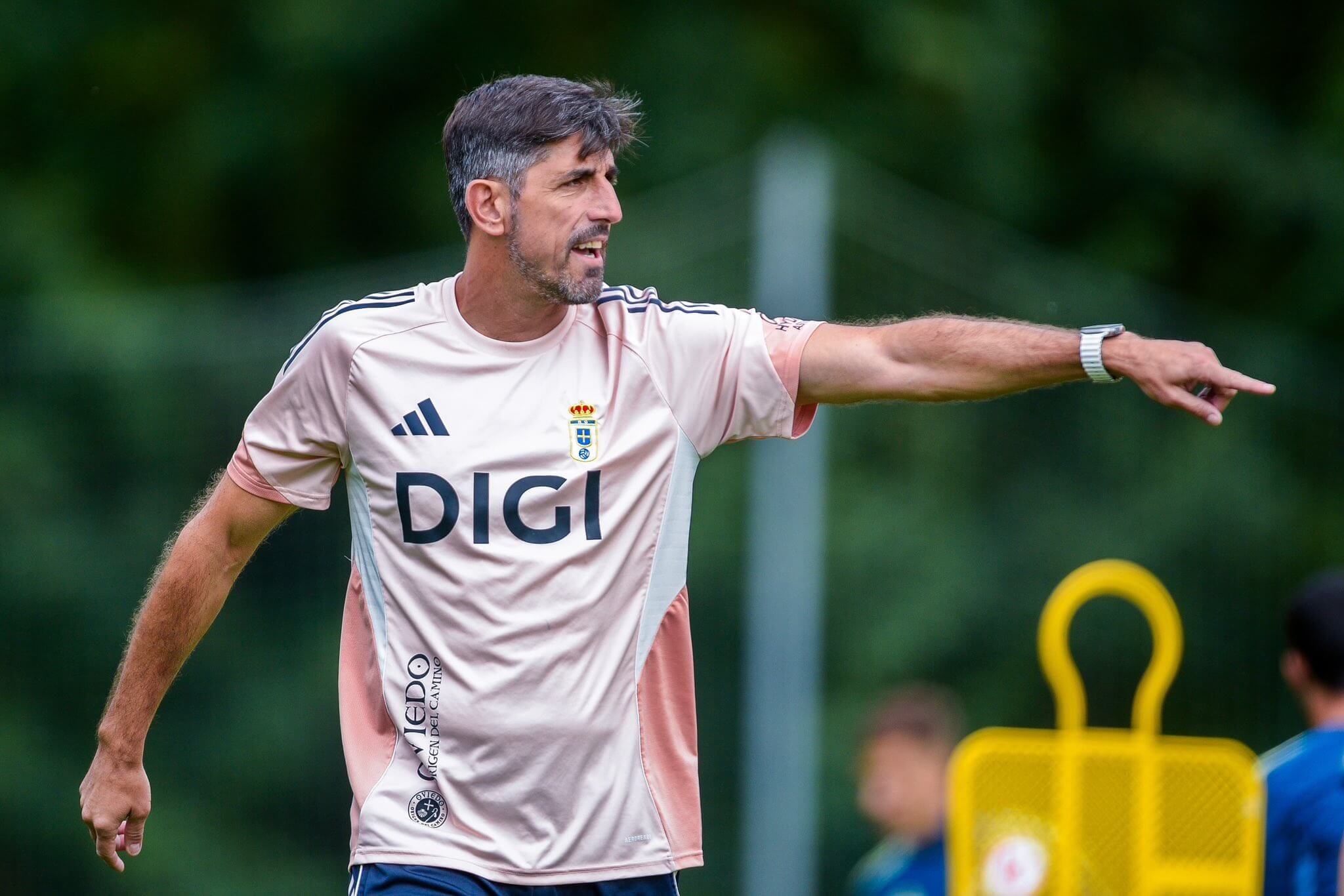 Veljko Paunovic da instrucciones en un entrenamiento del Real Oviedo.