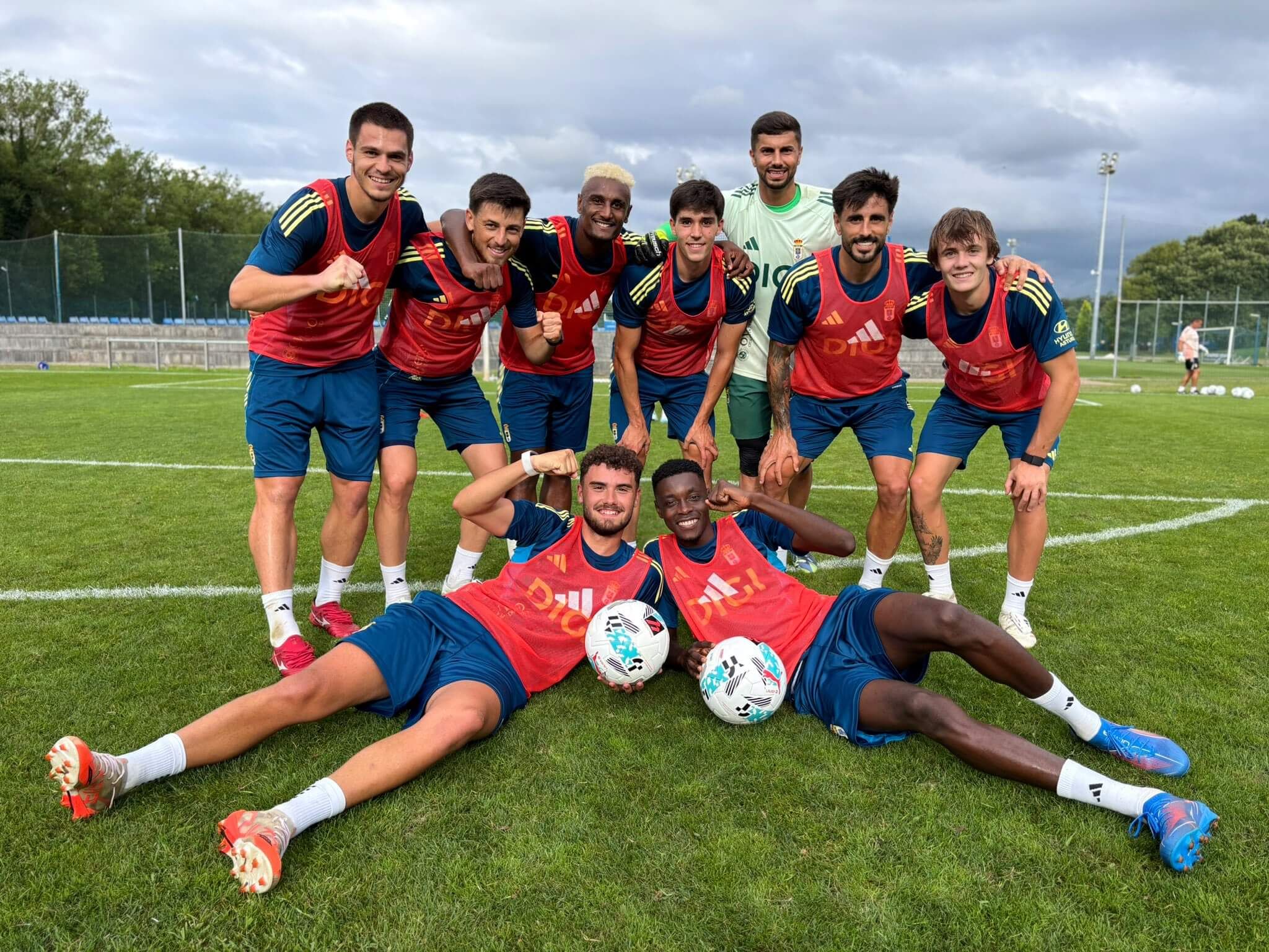  Jugadores del Real Oviedo celebran ganar un partidillo de entrenamiento.