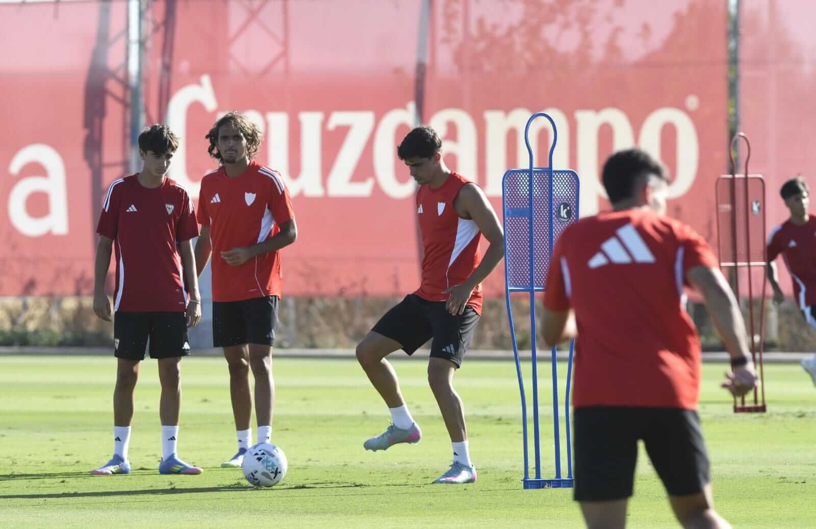 Juanlu Sánchez, con su hermano Carlos en un entrenamiento del Sevilla (Foto: Kiko Hurtado).