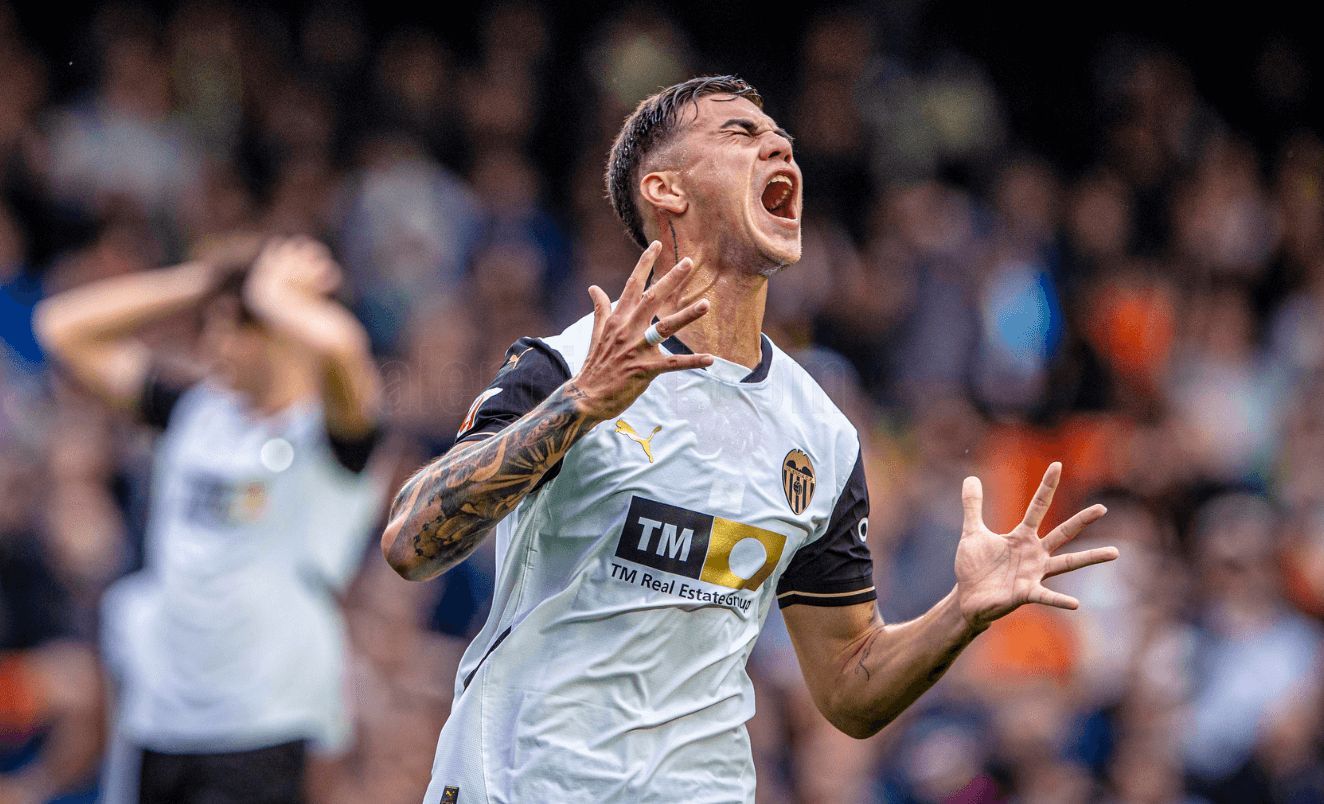 Enzo Barrenechea ante el Espanyol, uno de los cedidos del Valencia CF sin opción de compra