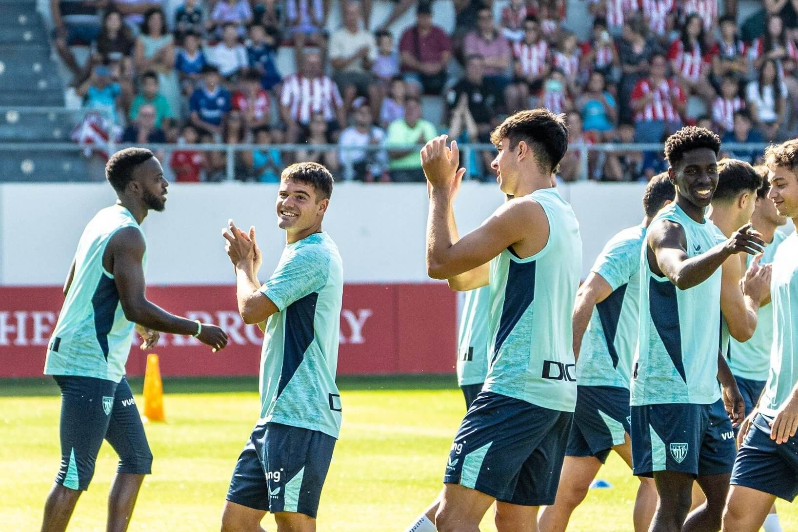  Aplausos tras el entrenamiento a puerta abierta con los aficionados en Lezama
