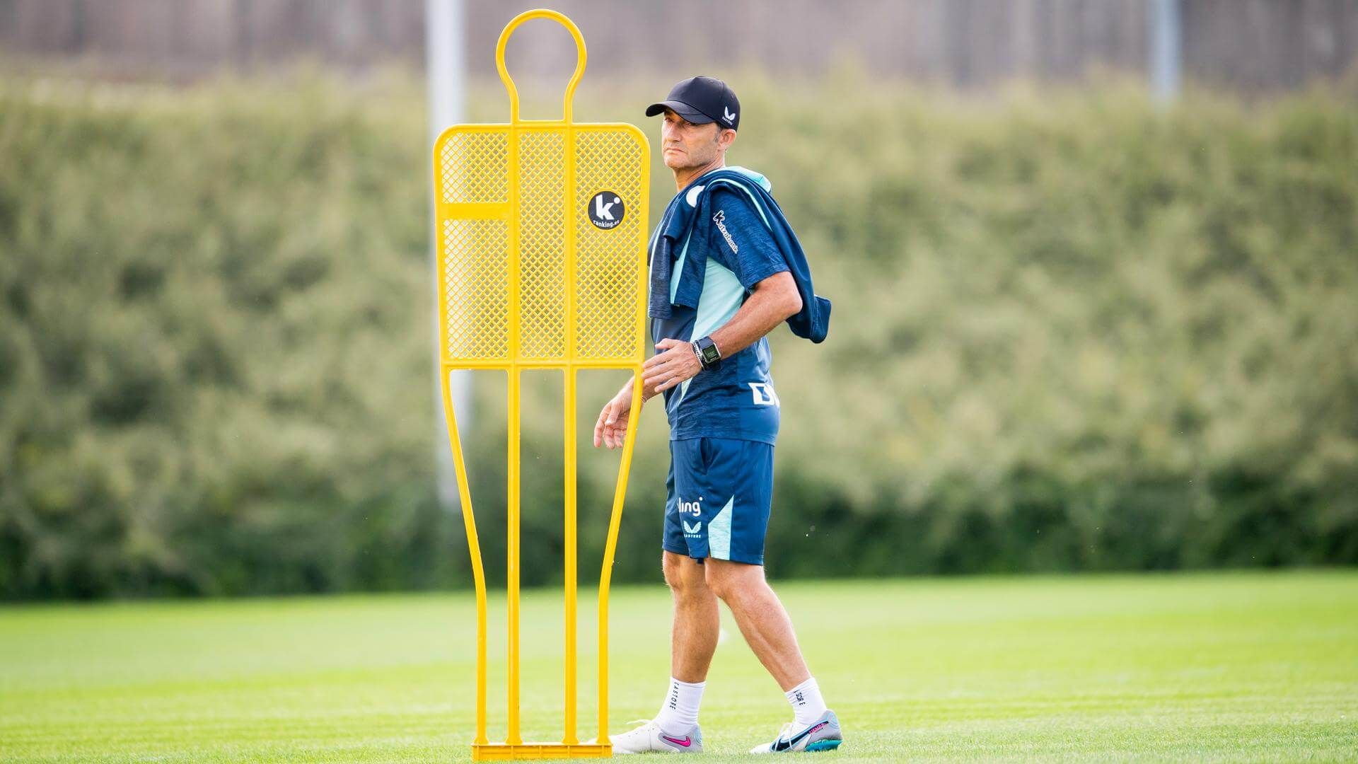  Ernesto Valverde, durante un entrenamiento en Lezama.