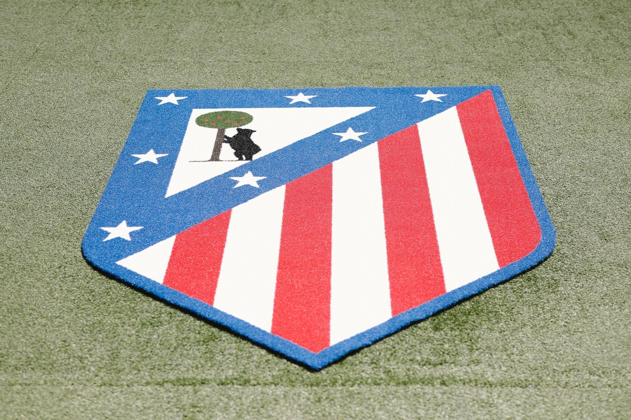  El Atlético de Madrid luce de nuevo el escudo clásico.