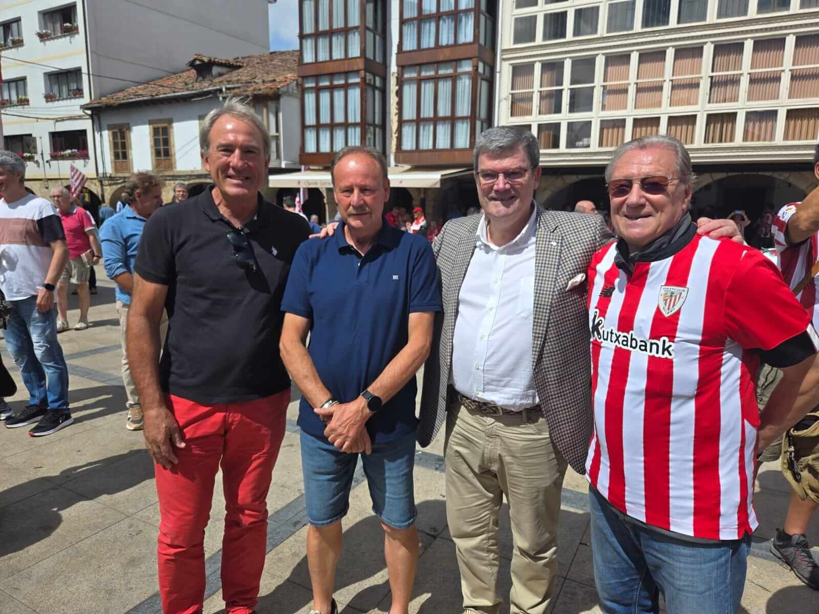 Goiko, el alcalde Aburto y Manolo Delgado en la fiesta del Athletic Club en Espinosa de los Monteros.