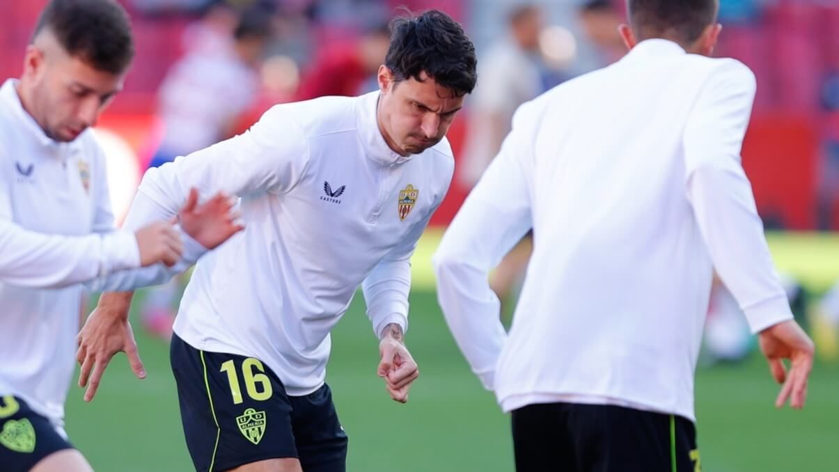  Aleksandar Radovanovic calienta con la UD Almería.