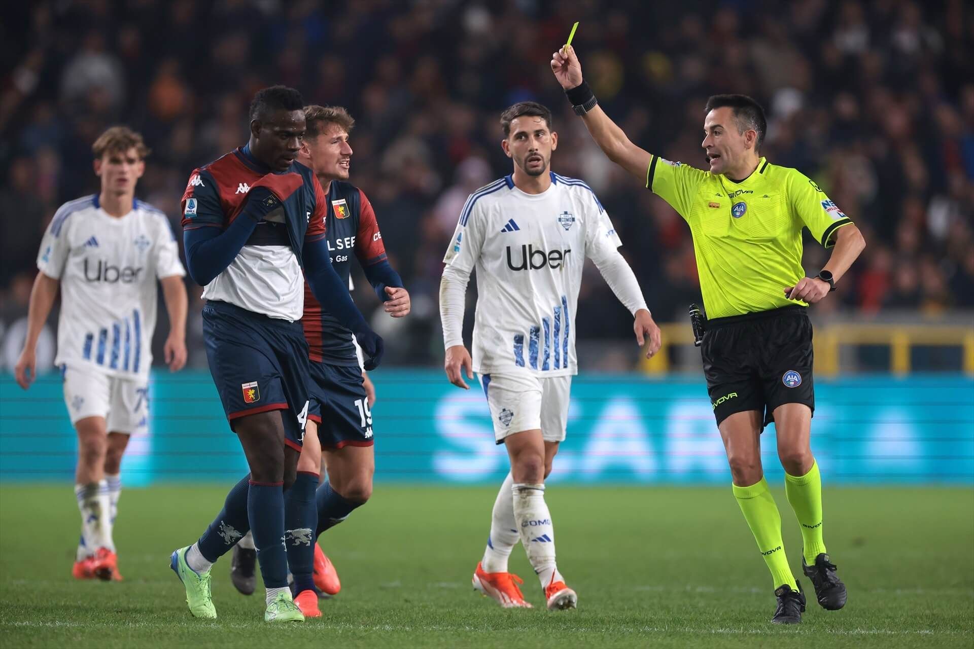 Mario Balotelli recibe una amarilla en un partido con el Genoa (Europa Press)