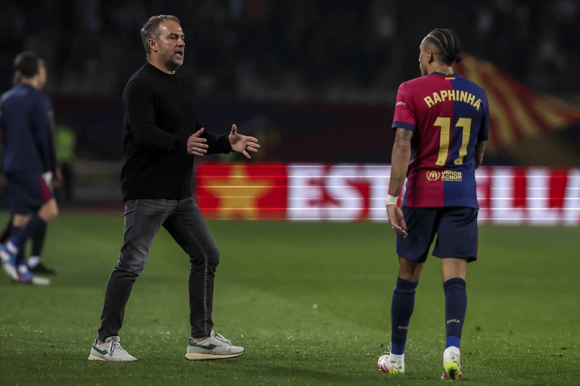  Hansi Flick, hablando con Raohinha en el partido ante el Real Betis (Europa Press)