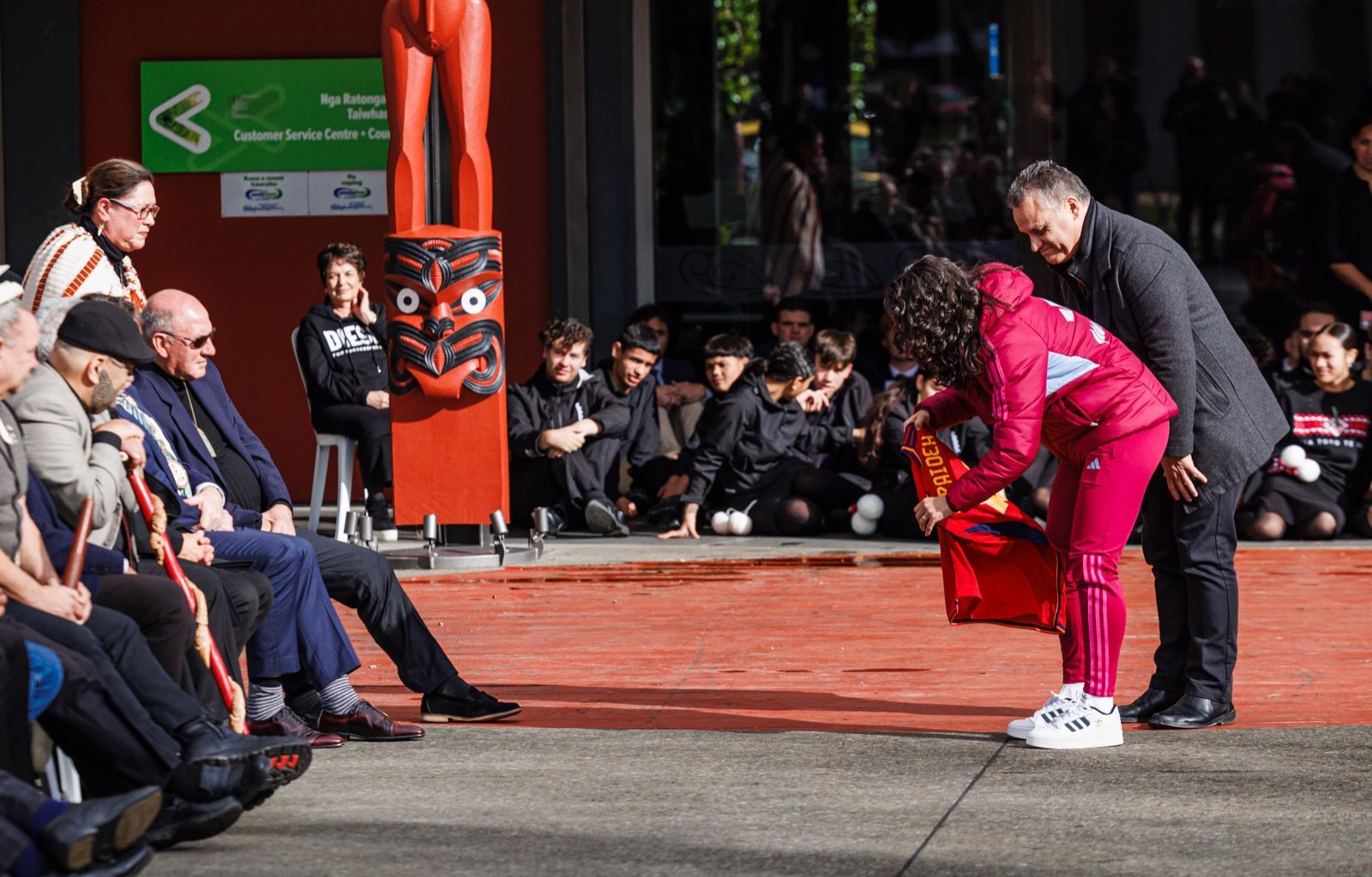 La capitana de la Selección, Ivana Andrés, entregando una camiseta personalizada con el nombre "Papaioea"