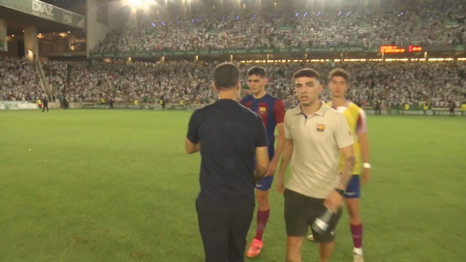 Rafa Márquez consolando a sus jugadores