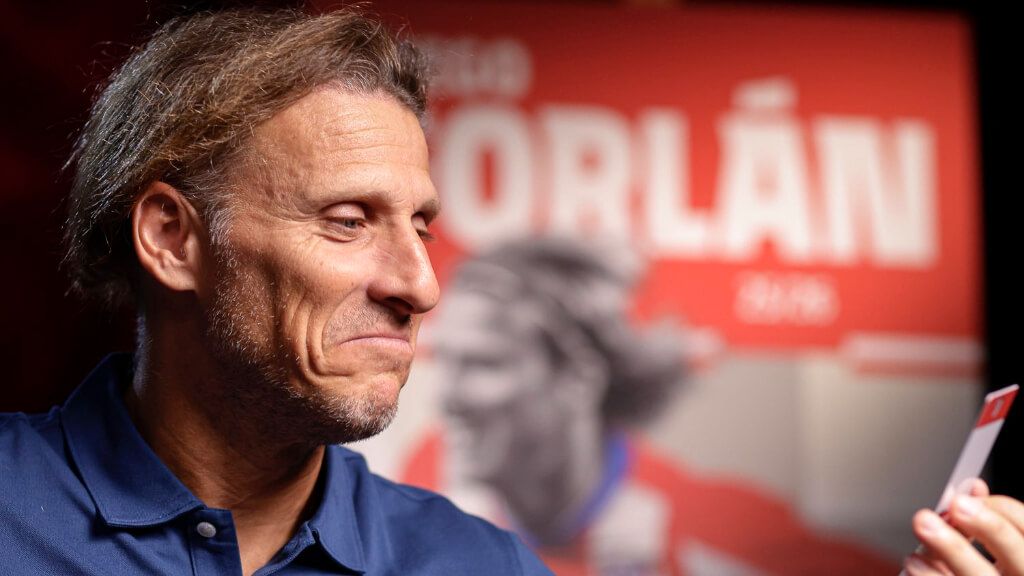  Diego Forlán mirando el abono del Atlético de Madrid (Fuente: Atleti)