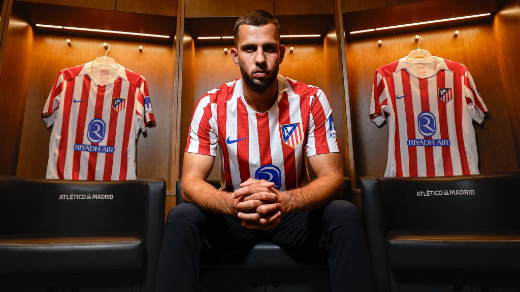  David Hancko posa con la camiseta del Atlético de Madrid
