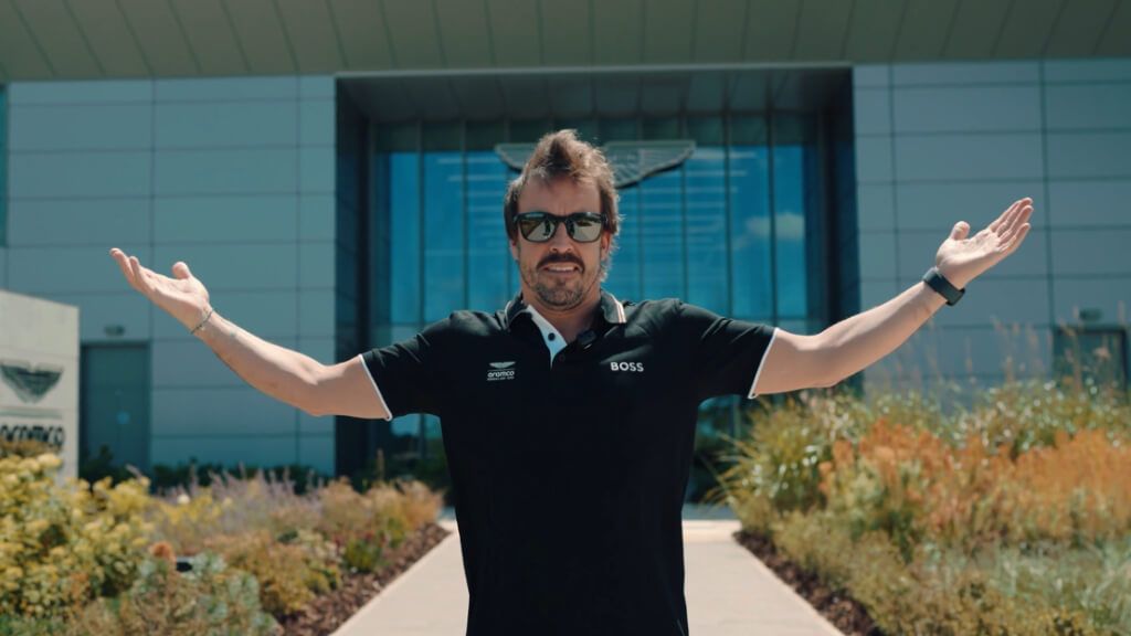 Fernando Alonso, en la fábrica de Silverstone.