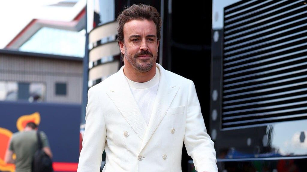  Fernando Alonso, llegando este jueves al circuito de Silverstone.
