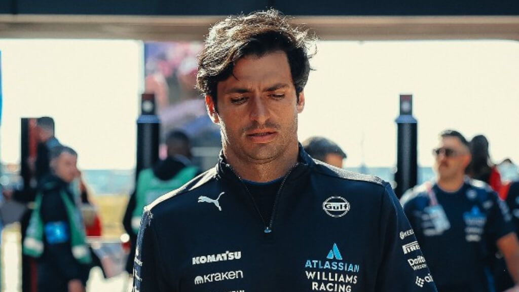  Carlos Sainz, llegando al Gran Premio de Silverstone.