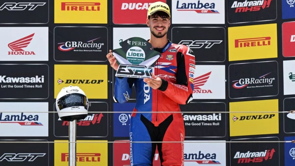  Borja Gómez, posando con su equipo.