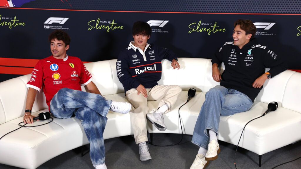 Leclerc, Tsunoda y Russell, en la rueda de prensa del GP de Silverstone.