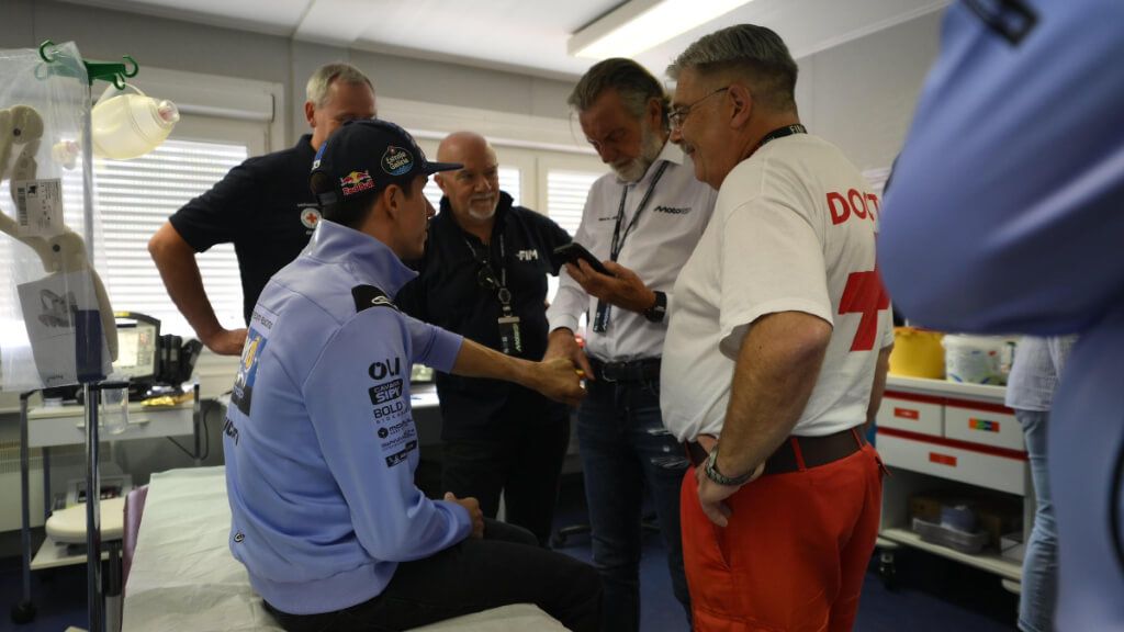  Álex Márquez, pasando la última revisión médica.