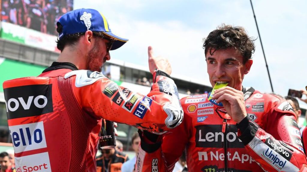  Pecco Bagnaia y Marc Márquez, en el Gran Premio de Assen.