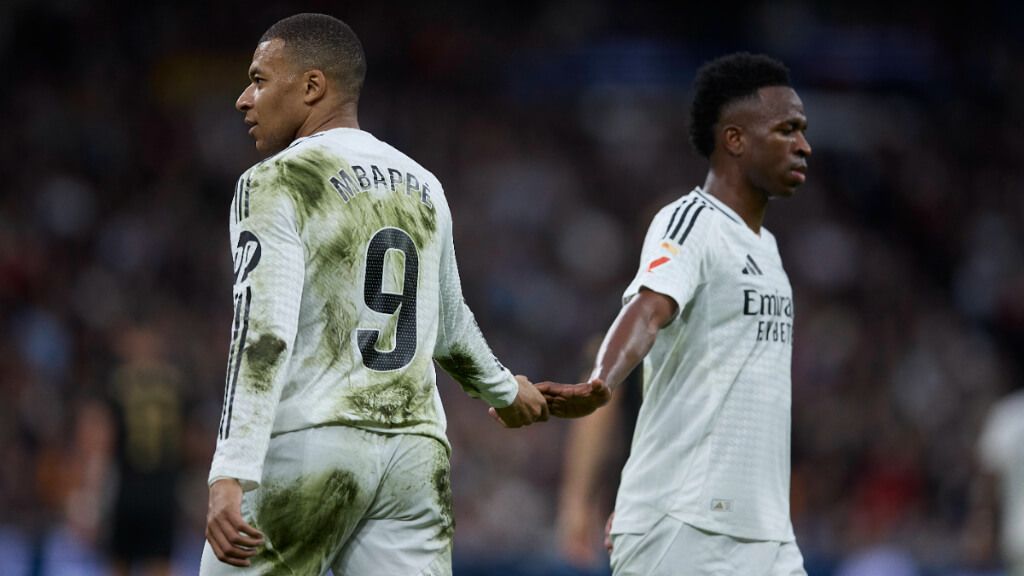  Kylian Mbappé junto a Vinicius (Cordon Press)