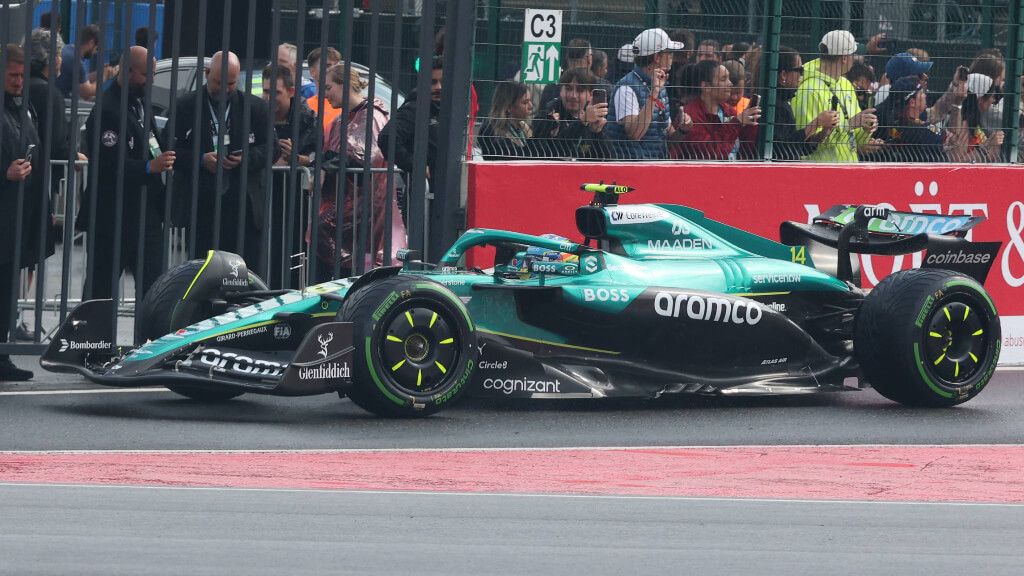 Fernando Alonso en su Aston Martin (Cordon Press)
