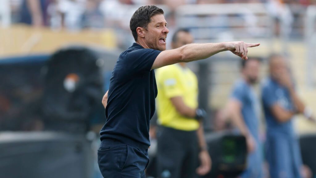  Xabi Alonso dirigiendo al Real Madrid (Cordon Press)