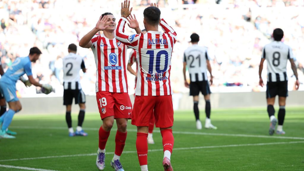  Julián Álvarez y Álex Baena celebran el primer gol del Atlético (foto: EFE).
