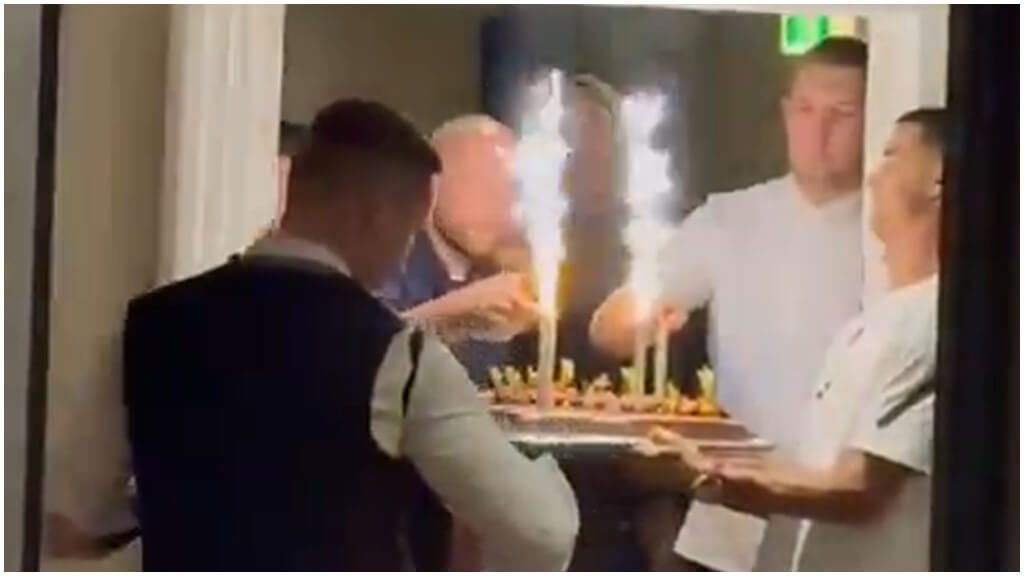  Ronaldo ayudando a preparar la tarta al chef del Al Nassr.