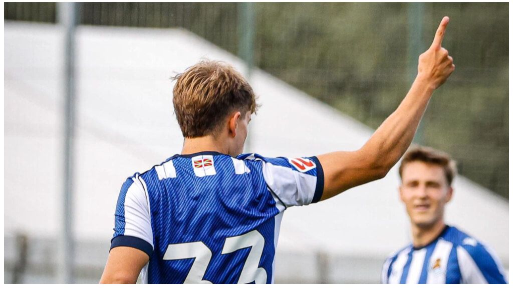 Iñaki Rupérez celebra su gol con la Real Sociedad al Rennes (@RealSociedad).