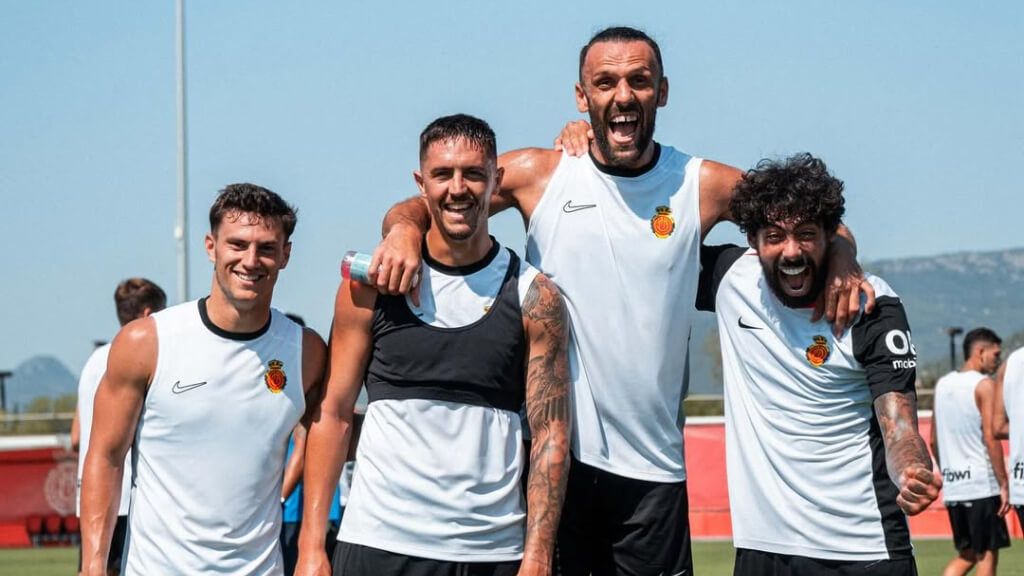  Vedat Muriqi con Javi Llabrés, Antonio Raíllo y Samú Costa, en Son Bibiloni.